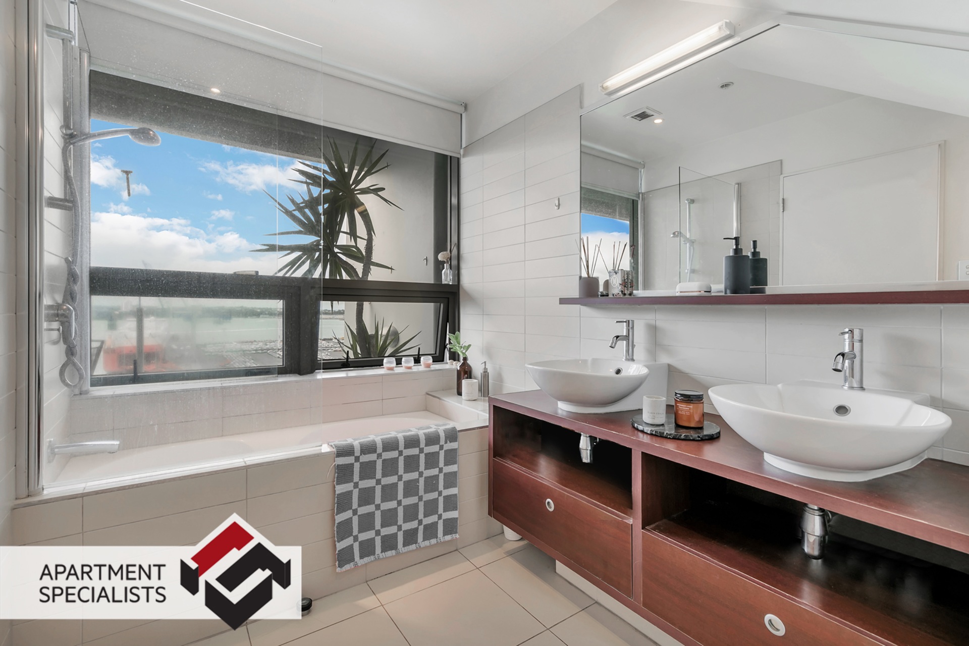 14 | 2 Beach Road, City Centre | Apartment Specialists